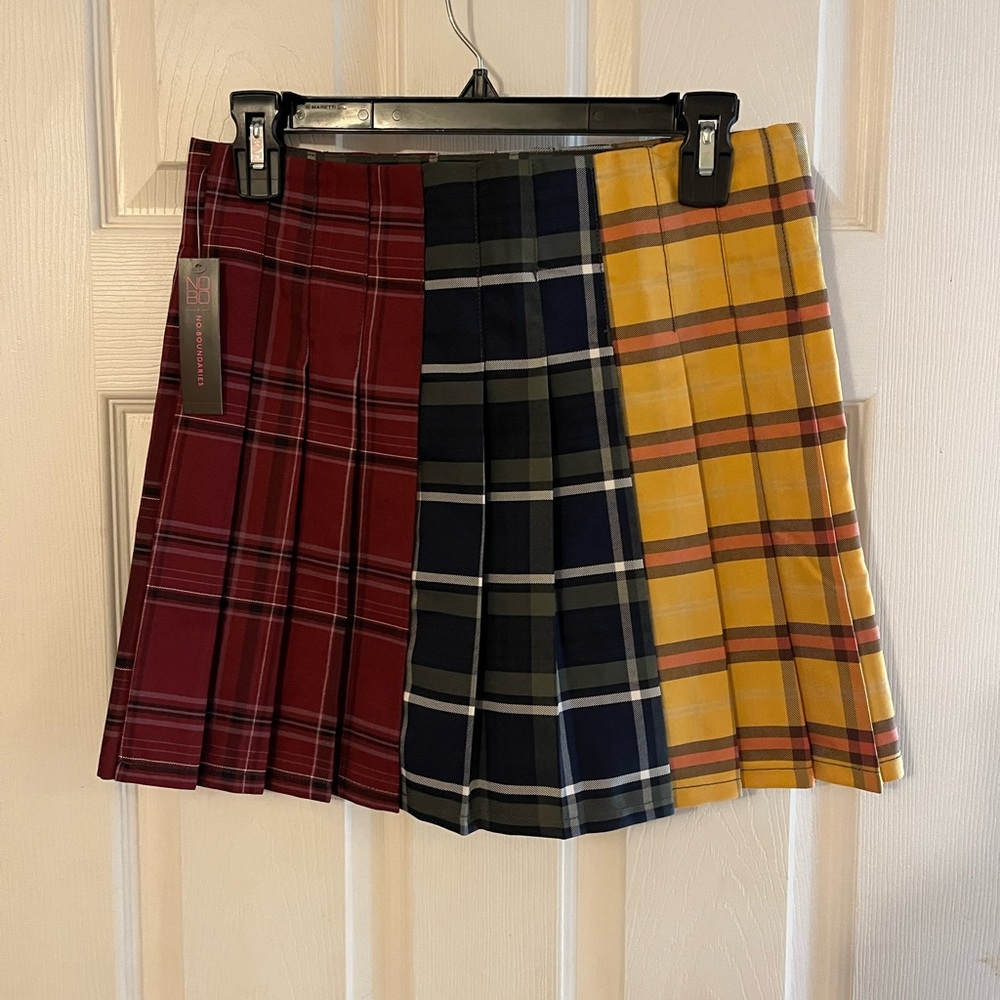 No boundaries pleated plaid skirt
